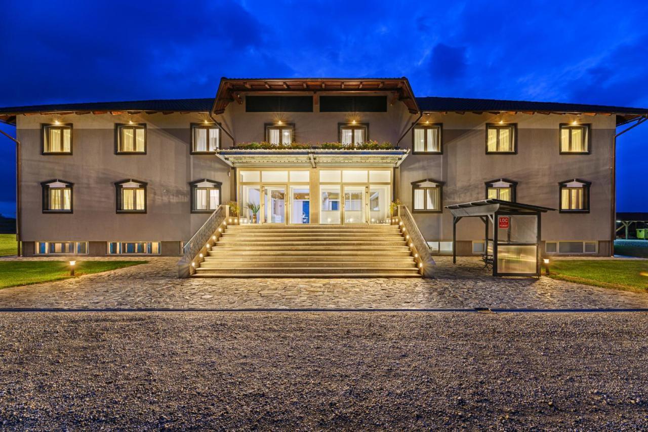 Stejarii Resort Ineu  Eksteriør billede
